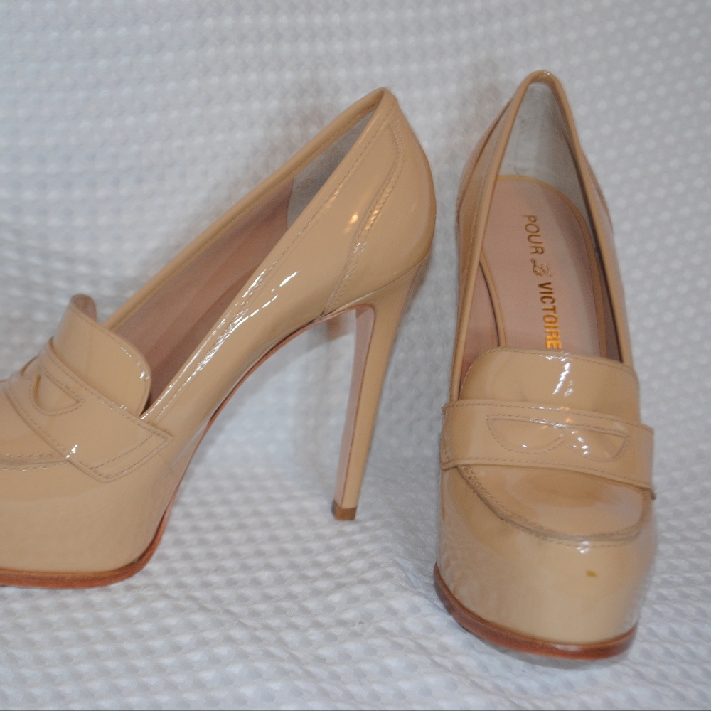 Never worn! Pour La Victorire